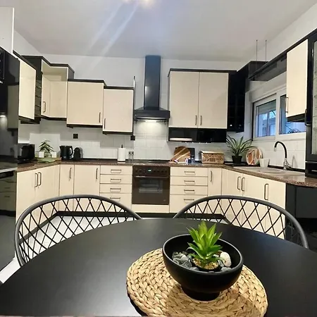 Victoria's Spacious Daire