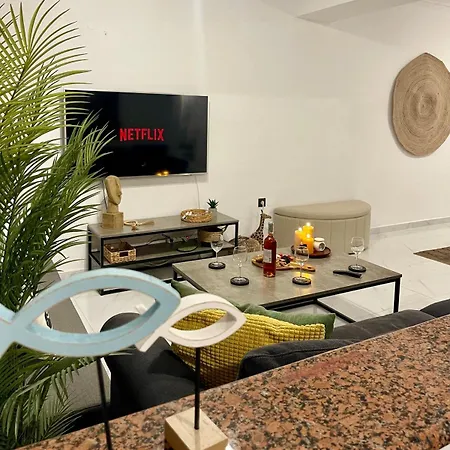 Daire Victoria's Spacious Rhodes City