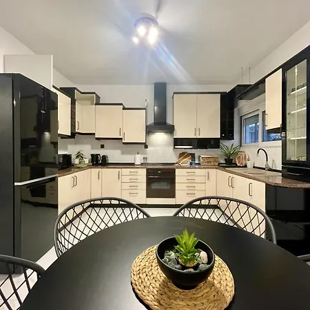 Victoria's Spacious Апартаменты